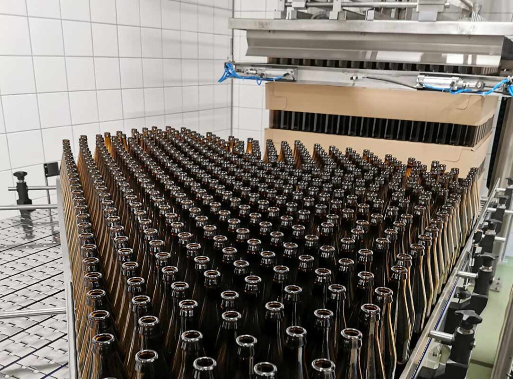Nowoczesne linie rozlewnicze - jak maszyny do napełniania butelek usprawniają proces produkcji
