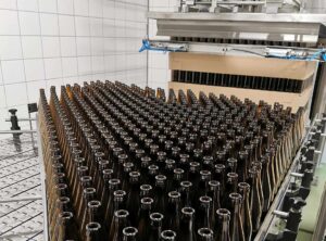 Nowoczesne linie rozlewnicze - jak maszyny do napełniania butelek usprawniają proces produkcji